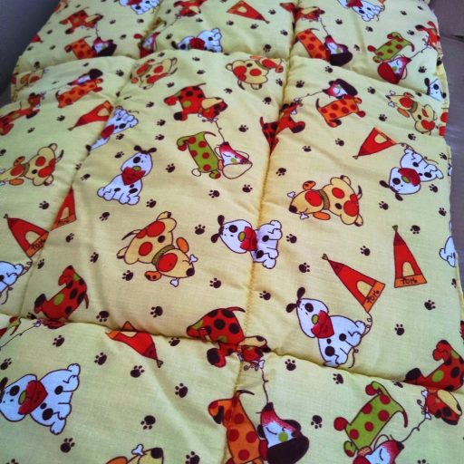 Óvodai fektetőre steppelt töltött lepedő - sárga kiskutyás