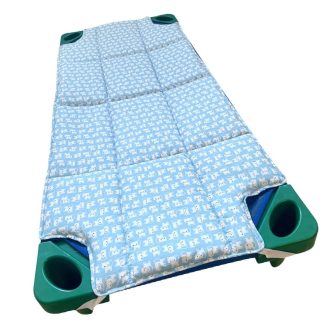 Óvodai fektetőre steppelt töltött lepedő - kék cicás